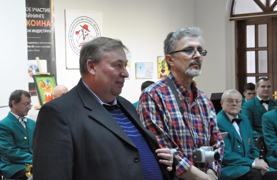 Організатор «Карлюки» Михайло Шлафер разом із гостем виставки, карикатуристом Валерієм Круглієм з Херсону на відкритті робіт художників.