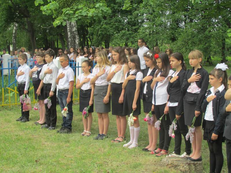 Учні Мачухівської школи під час виконання Гімну України