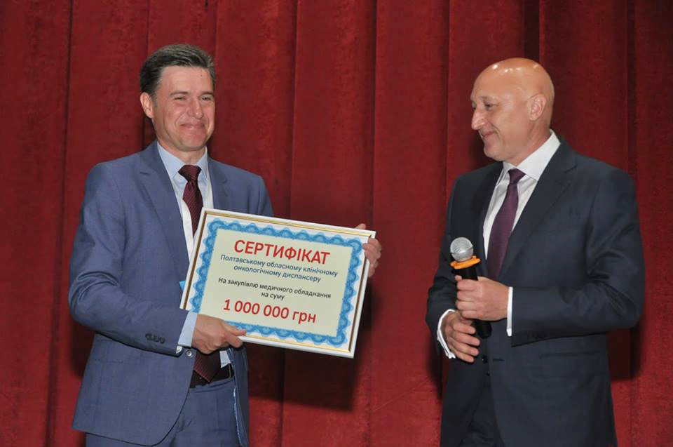 Орест Вовк отримує сертифікат від Валерія Головка