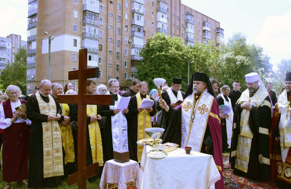 Освячення хреста на місці майбутньої церкви