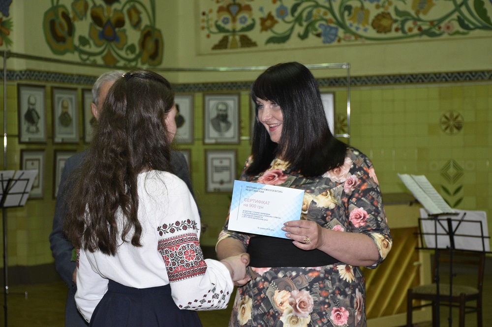В межах обласної програми «Опікуємося освітою» переможці отримали винагороди