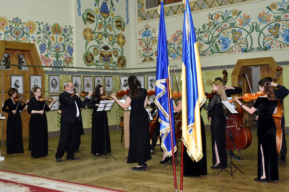 Камерний оркестр Полтавського музичного училища імені Лисенка подарував присутнім кілька класичних творів