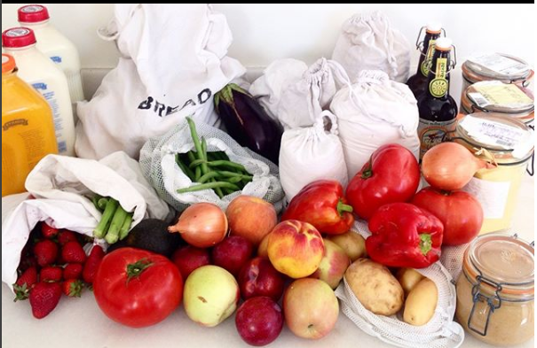 Покупка овочів в багаторазові торбинки (Джерело - Інстаграм беи Джонсон)