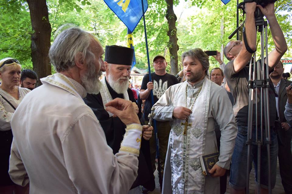 Священики УПЦ КП освятили меморіальну дошку
