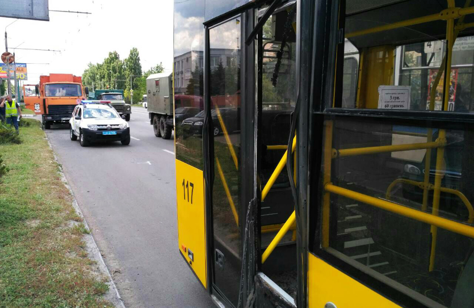 Сміттєвоз розбив двері у «кільцевому» тролейбусі