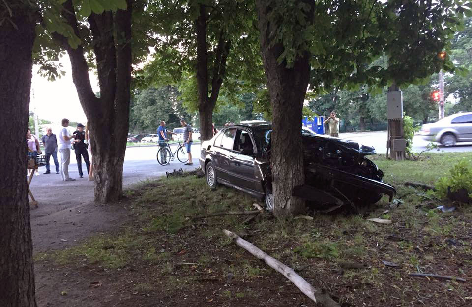 На вул. Європейській водій BMW 523I в’їхав у дерево