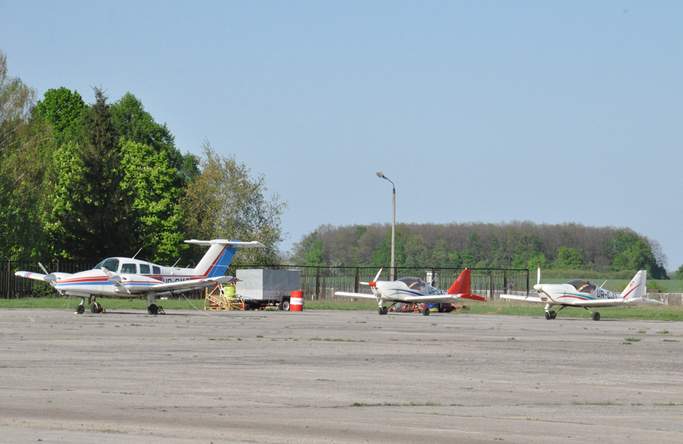 Стоянка літаків біля аеропорту «Полтава»