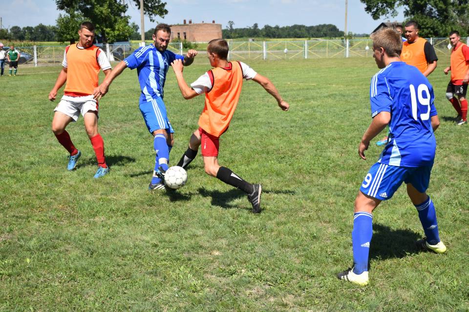 Футбольний поєдинок – Мачухівська ОТГ (у синій формі) проти Пальчиківської сільради