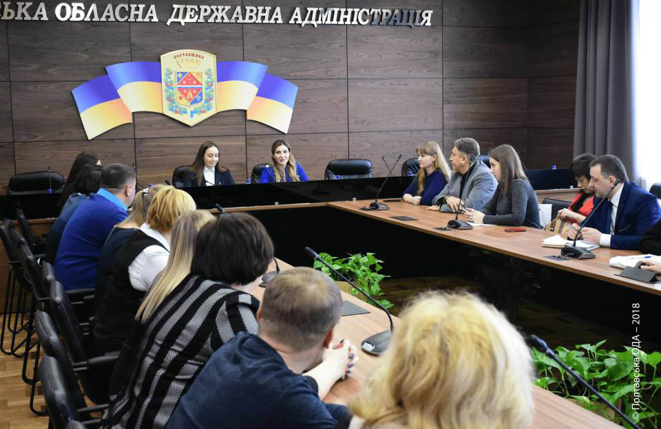 Інна Іщенко розповідає гостям з Донбасу про переваги міжмуніципальної співпраці