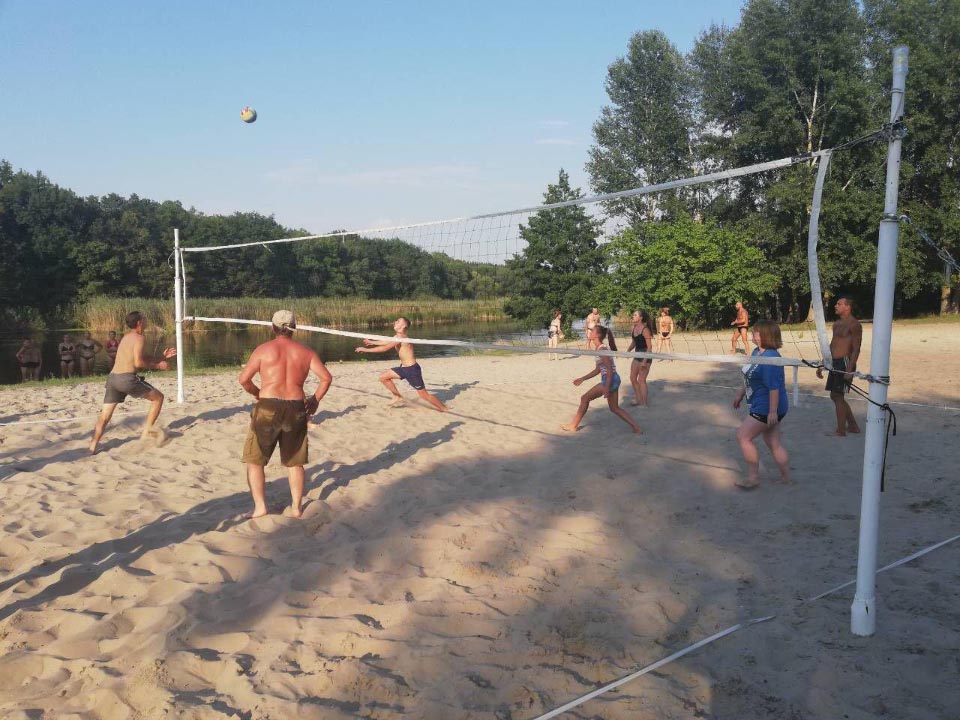 Іграють в пляжний волейбол влітку в Коломацькому майже щотижня