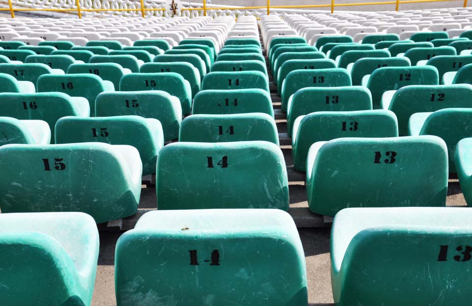 На стадіоні ще залишилися брудні сидіння