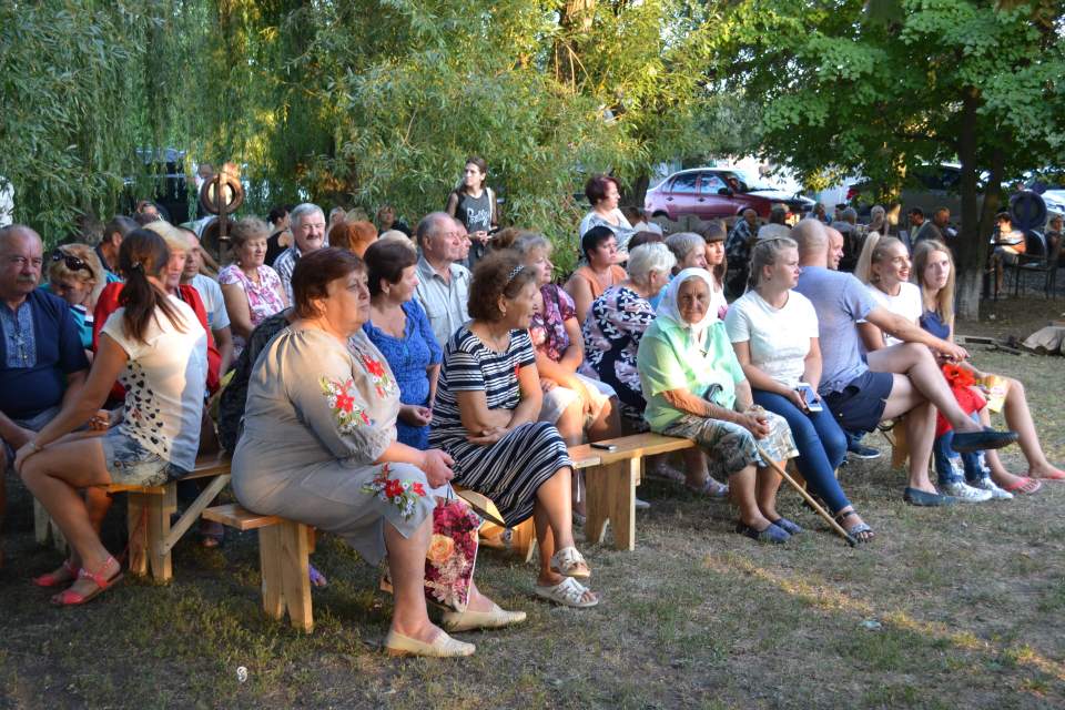 Мешканці села Кованчик в очікуванні святкового концерту
