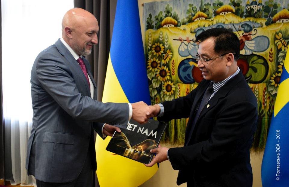 Валерій Головко вітає Надзвичайного та Уповноваженого Посла СР Вєтнам в Україні пана Нгуєн Ань Туан