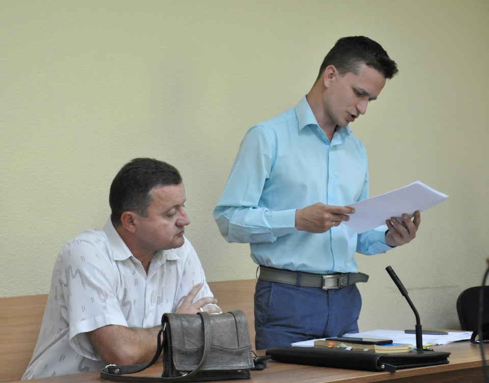 Прокурор Володимир Живило зачитує у суді обвинувальний акт