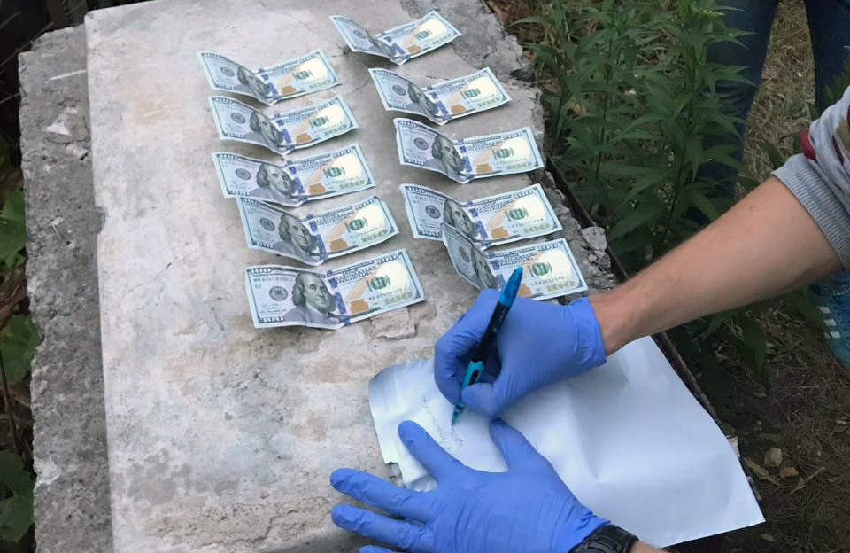 У Полтаві прокурор попався на $1000 хабара
