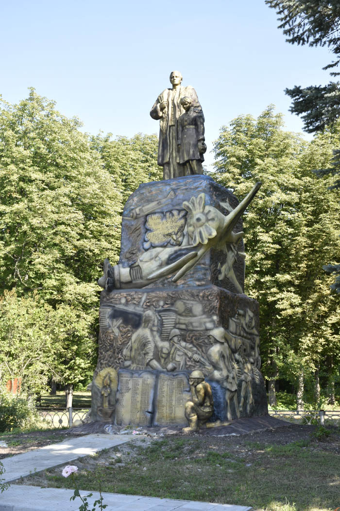 Оновлений пам’ятник загиблим у Другій світовій війні в дендропарку Коломацького