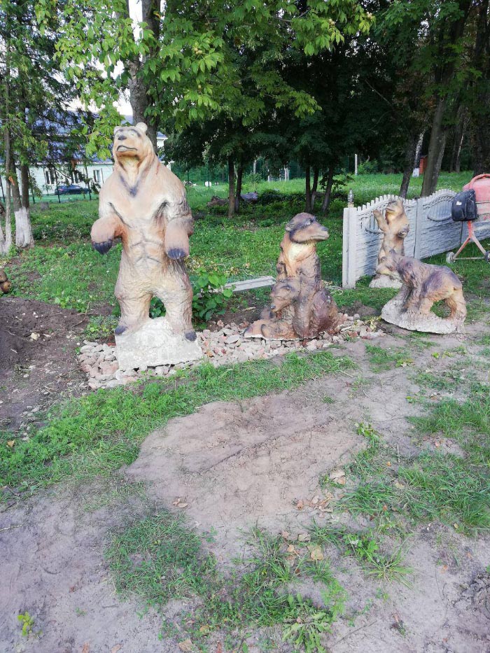 Родина ведмедів на вході в коломацький дендропарк