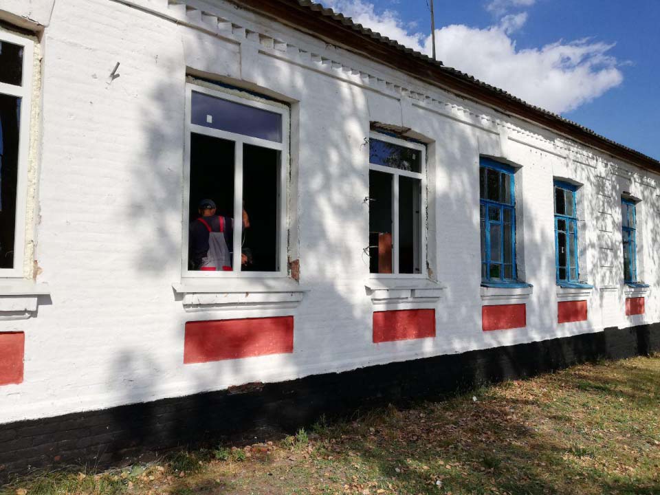 У Степанівській школі замінюють вікна