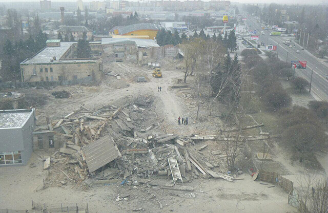 Територія заводу «Знамя» після демонтажу будівлі. 13 січня 2018 року.