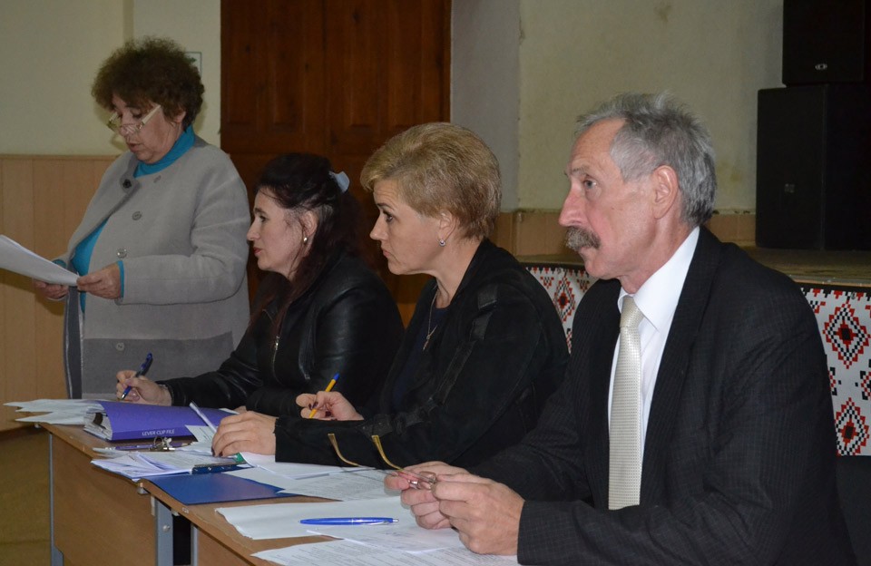 Президія ради слухає доповідь керуючої Центру дозвілля «Водограй» Лідії Таровик