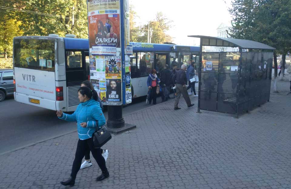 За 15 хвилин через зупинку «Головпоштамт» проїхав лише один великогабаритний автобус