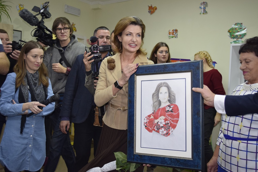 В ІРЦ «Надія» Марині Порошенко подарували її портрет, створений за допомогою дітей