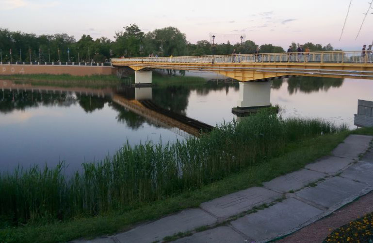 Миргородський пішохідний міст через річку Хорол 