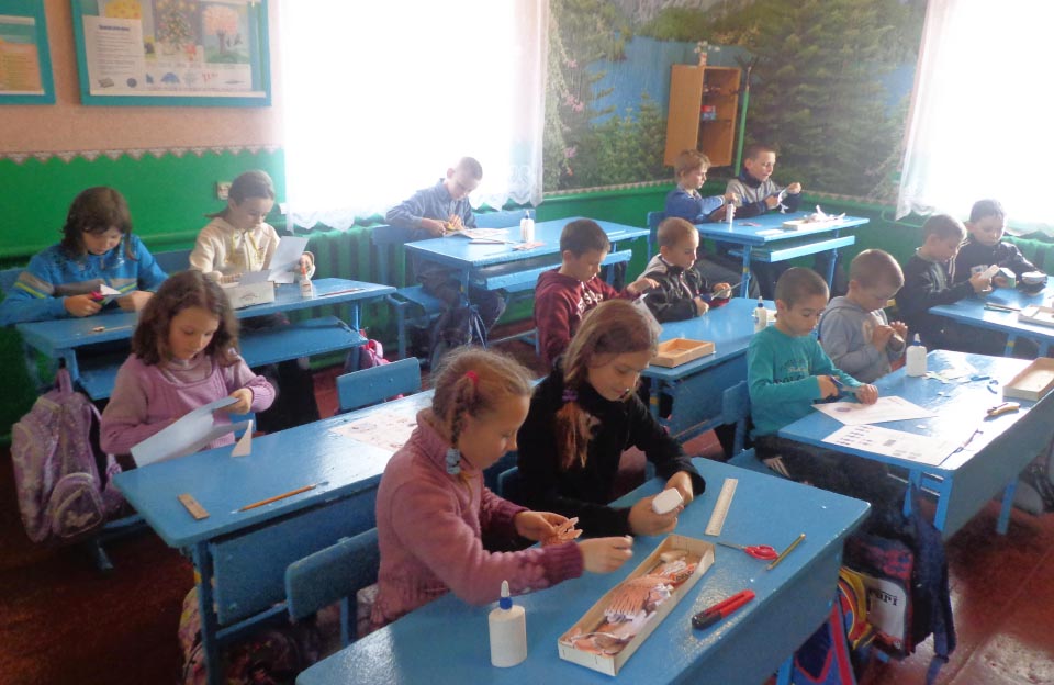 Василівські школярі працюють під час занять у гуртку початково-технічного моделювання