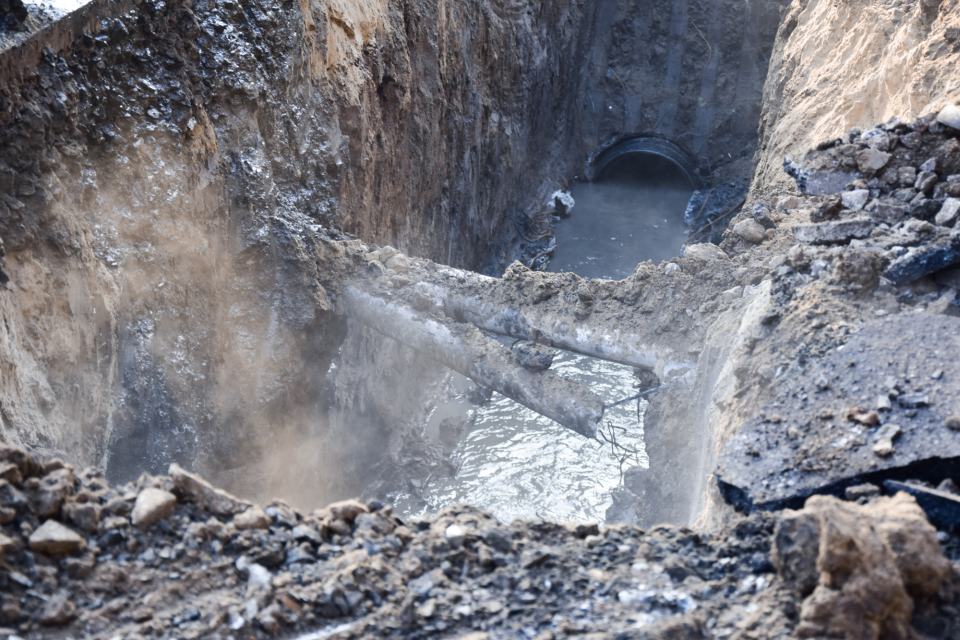 На Ціолковського, 44 водоканалівці замінюють 50 метрів каналізаційної труби