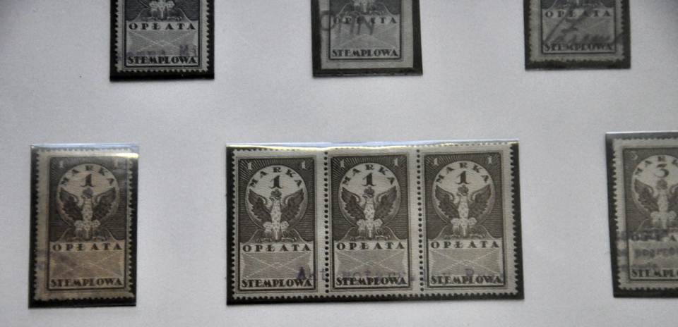 З 1918-1939 рік Східна Галичина була в складі Польщі. На території використовувалися гербові марки Польщі «оплата скарбова». Була введена єдина валюта феніг і марка, а пізніше гроша і злотий.