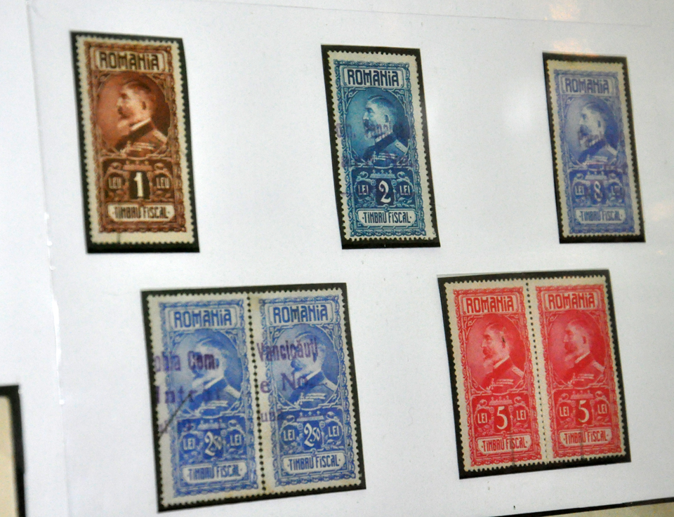 1919-1940 роках Північна Буковина знаходилася в складі Румунії. На території регіону використовувалися марки з номіналом леі й бані.