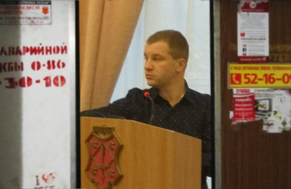 Заступник директора ТОВ «Будкомплект» Олександр Олепір доповідає на апаратній нараді у міськраді
