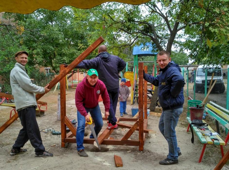 Батьки на Малобудищанському заводі будують дітям майданчик (фото сайту Коло)