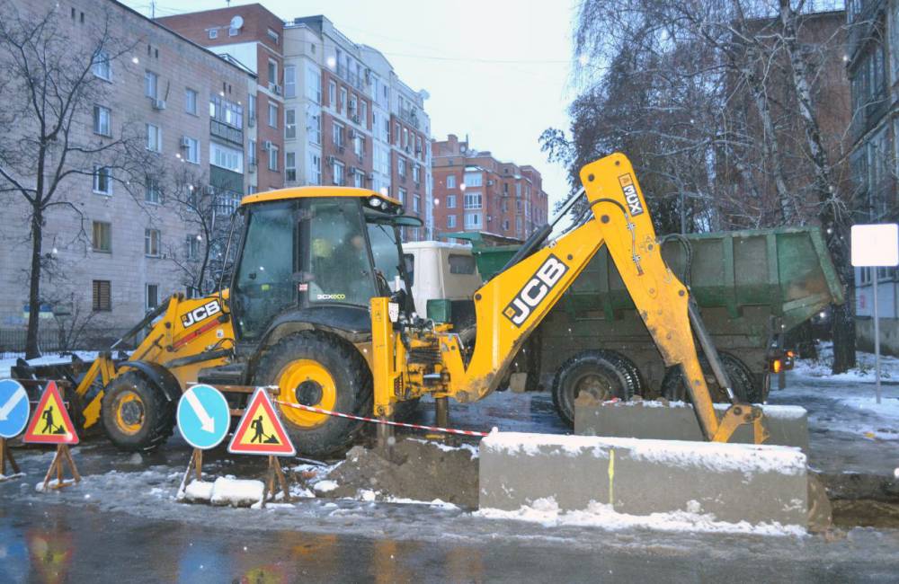 Ремонт каналізаційної мережі на перехресті вулиць Зигіна і Ватутіна