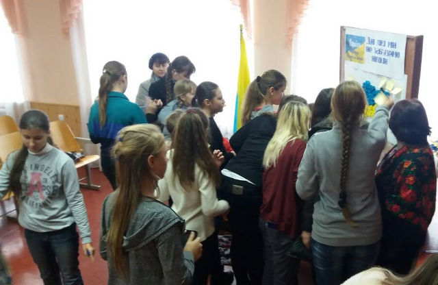 Учні пишуть побажання Україні