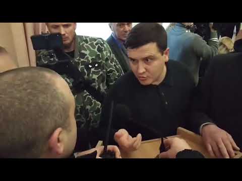 Поліція звільнила трибуну від активістів під час засідання сесії міськради (Полтава, 2018.12.21)