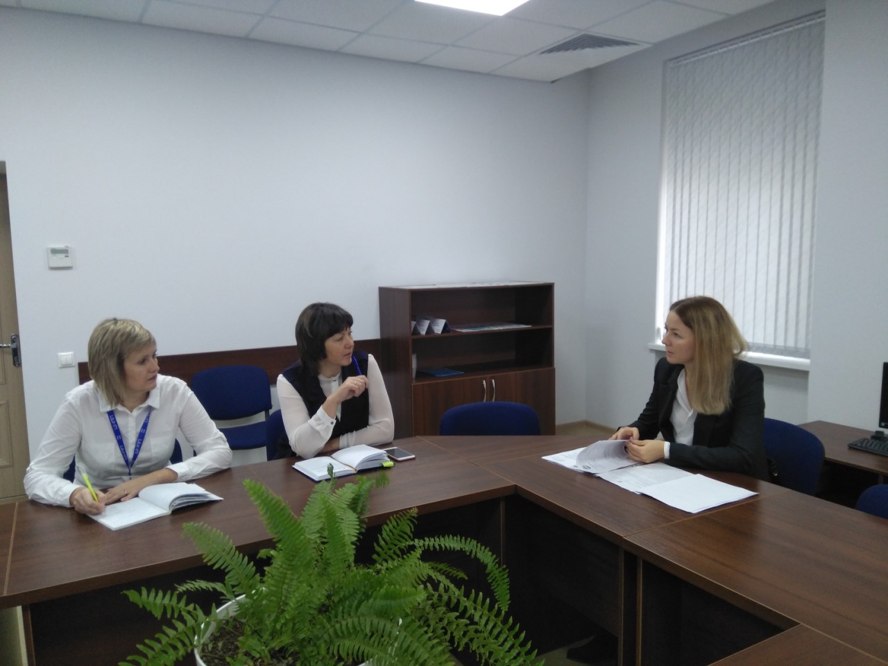 Олена Качко (праворуч) розповідає про адміністративні послуги (1)