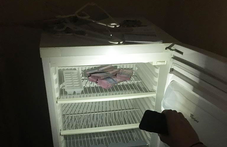 Посадовець після отримання готівки поклав її у камеру холодильника