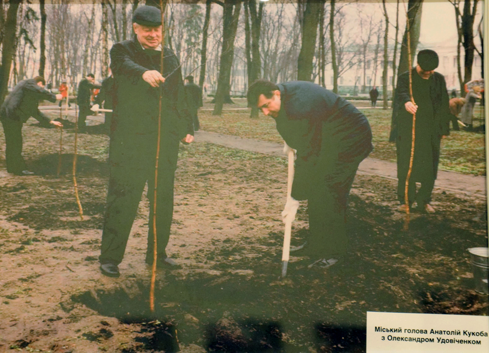 Анатолій Кукоба та голова Полтавської облдержадміністрації (2003-2005 та 2010-2014 роках) Олександр Удовіченко саджають дерева у Корпусному парку.