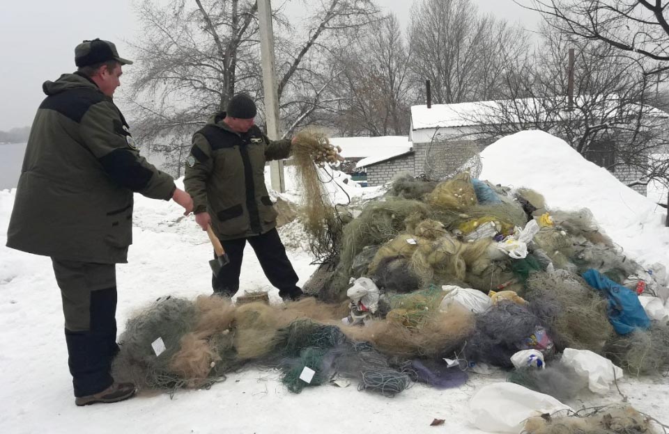 Працівники Полтавського рибоохоронного патруля утилізують сітні знаряддя лову