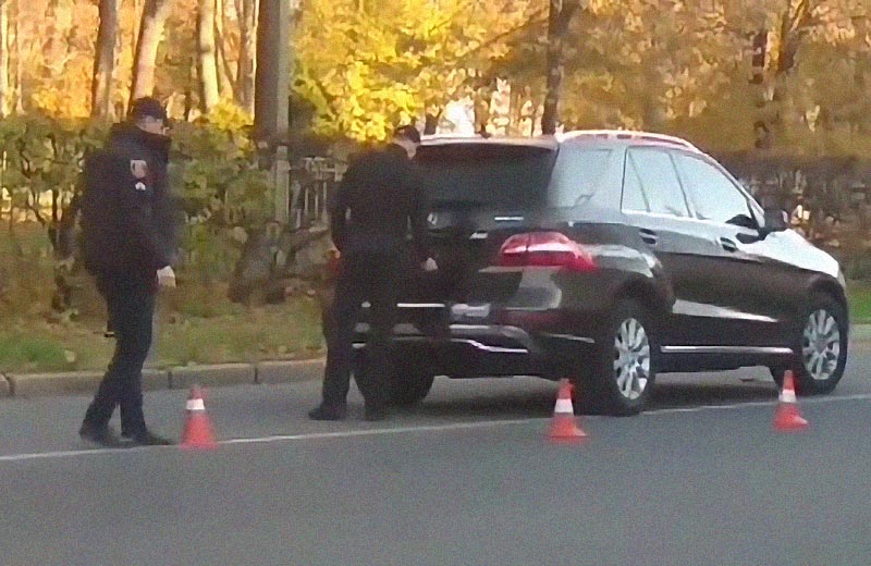 Патрульні поліцейські біля автомобіля Наталії Саєнко