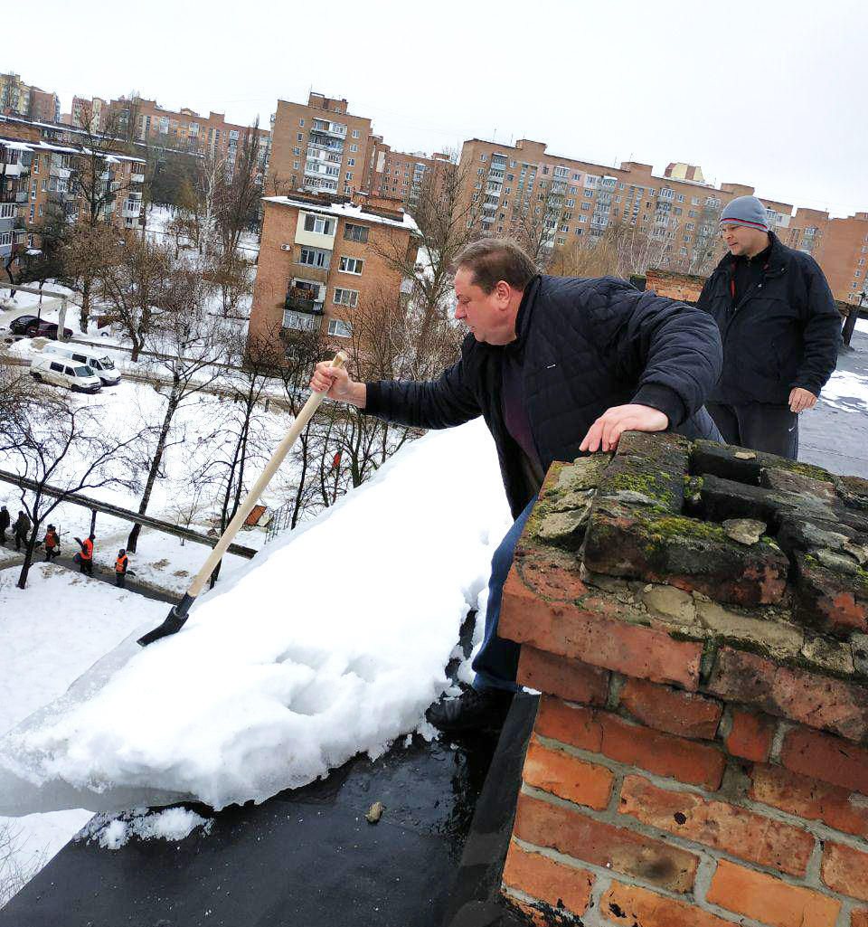Керівник комунального підприємства «ЖЕО № 2» Олександр Ландар розчищає дах житлового будинку
