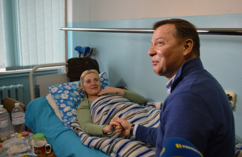 Олег Ляшко провідав у лікарні жінку з Миргорода, на яку впала полиця з пасажиркою в потязі