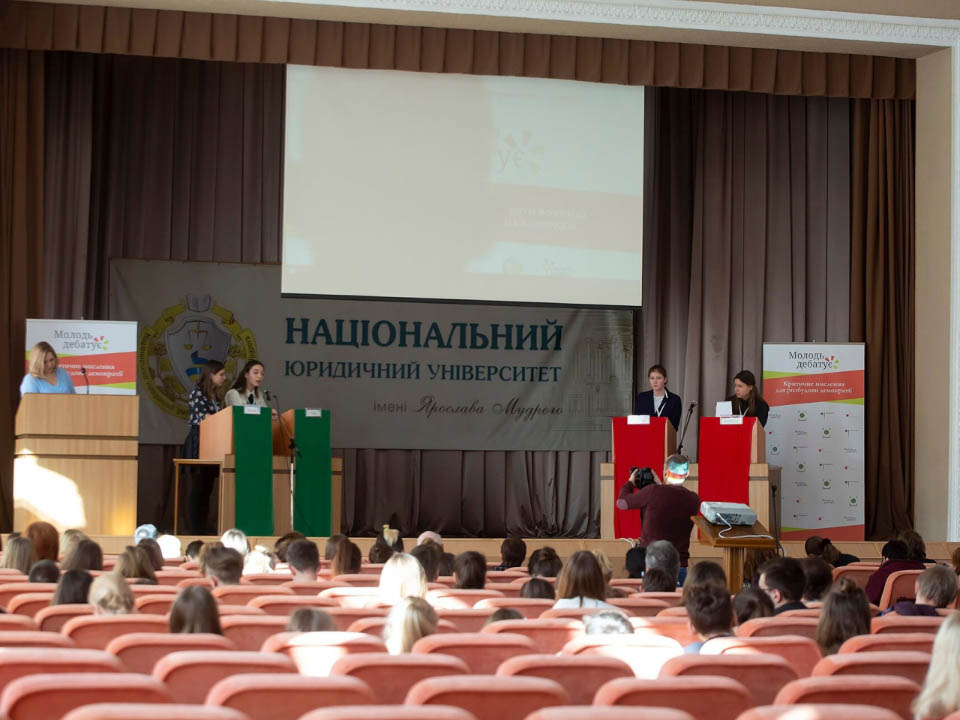 У дебатах чотири школярки обговорювали, чи варто вводити в Україні електронне голосування на виборах