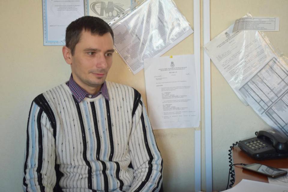 Заступник начальника виробничо-технічного відділу Максим Антонович цінує Світлану Волощенко за відповідальність у роботі