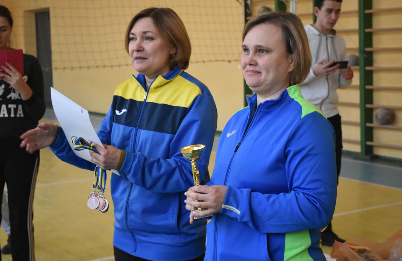 Наталія Тукреніч (праворуч) вручає кубок переможцям