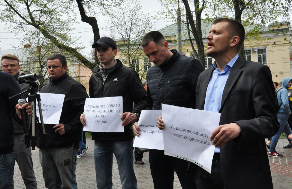 Віктор Трофименко (праворуч) на акції проти будівництва прибудови до колишнього кінотеатру