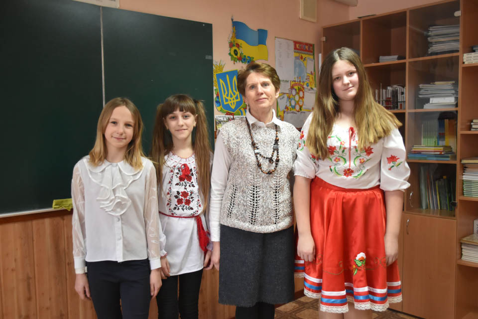 Любов Гасанкович разом з юними артистами