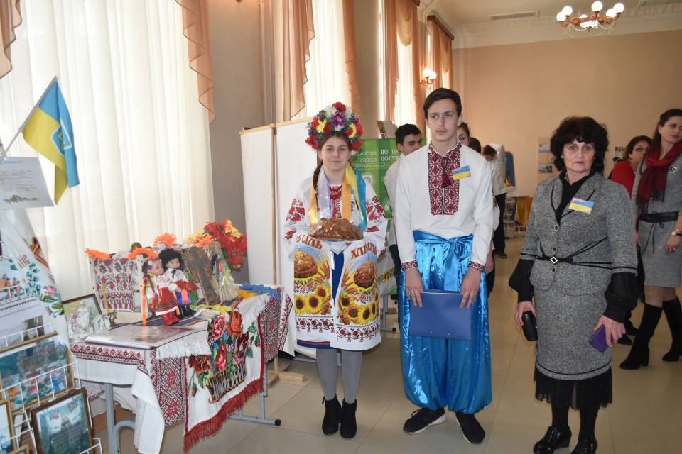 Країзнавці з Салівської ЗОШ Кременчуцького району представляють музей «Світлиця духовності»
