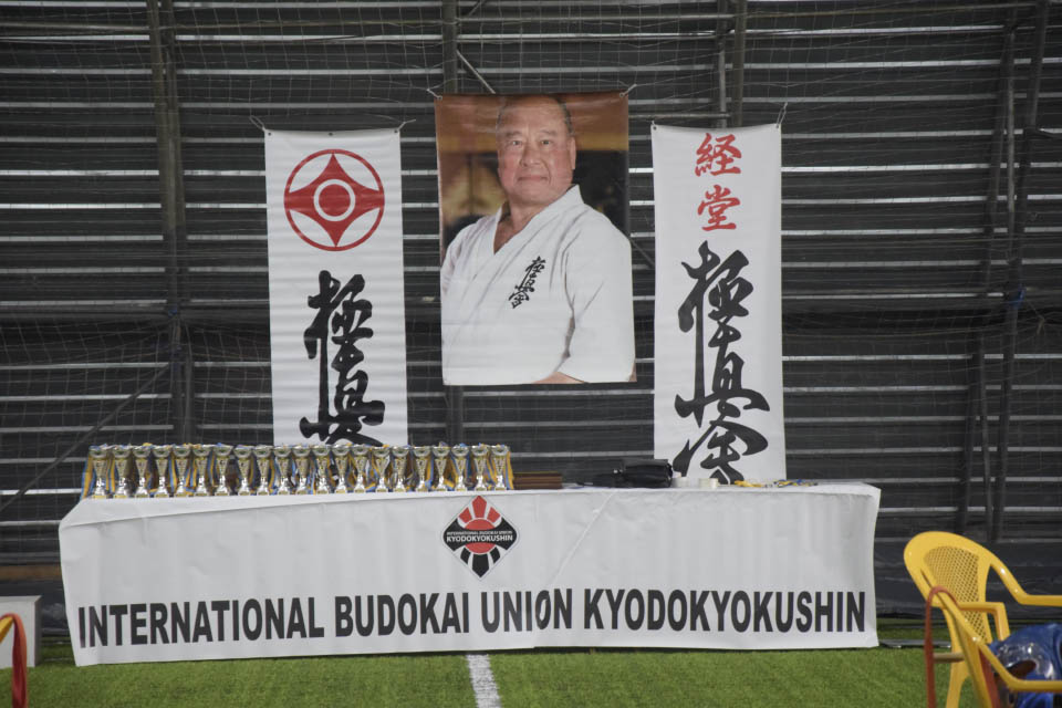 Засновник кіокусінкай карате Масутацу Ояма спостерігає за змаганнями